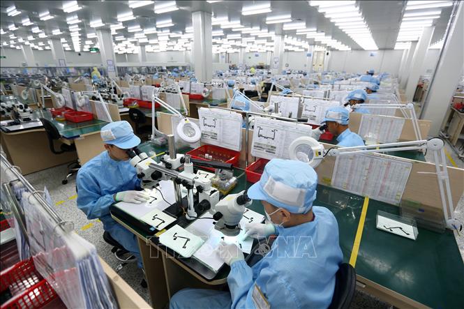 Trong ảnh: Dây chuyền sản xuất, kiểm tra các bản mạch điện tử dạng dẻo, nhiều lớp tích hợp của Công ty TNHH Young Poong Electronics VINA tại khu công nghiệp Bình Xuyên II (Vĩnh Phúc). Ảnh: Danh Lam – TTXVN