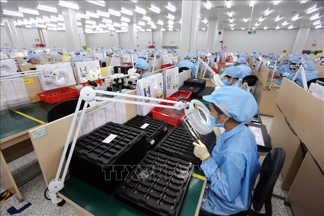 Trong ảnh: Dây chuyền sản xuất, kiểm tra các bản mạch điện tử dạng dẻo, nhiều lớp tích hợp của Công ty TNHH Young Poong Electronics VINA tại khu công nghiệp Bình Xuyên II (Vĩnh Phúc). Ảnh: Danh Lam – TTXVN