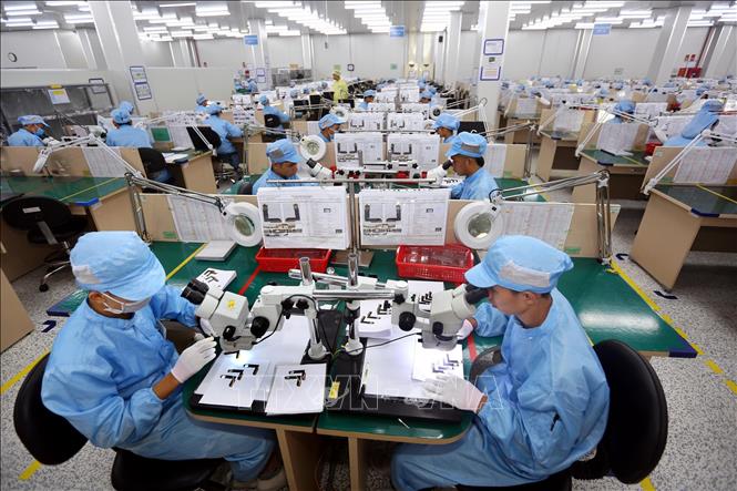 Trong ảnh: Dây chuyền sản xuất, kiểm tra các bản mạch điện tử dạng dẻo, nhiều lớp tích hợp của Công ty TNHH Young Poong Electronics VINA tại khu công nghiệp Bình Xuyên II (Vĩnh Phúc). Ảnh: Danh Lam – TTXVN
