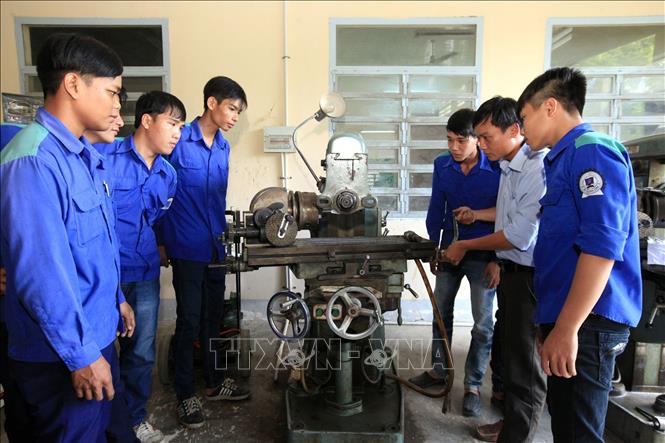 Trong ảnh: Đào tạo ngành Cắt gọt kim loại tại Trường Trung cấp nghề tỉnh Bến Tre. Ảnh: Cương Quyết - TTXVN