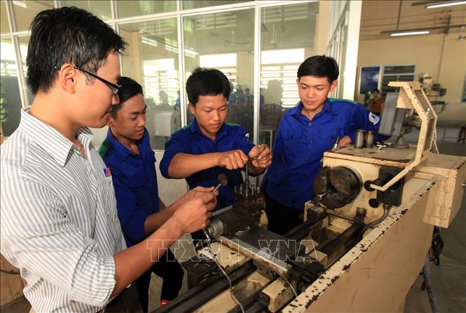 Trong ảnh: Đào tạo ngành Cắt gọt kim loại tại Trường Trung cấp nghề tỉnh Bến Tre. Ảnh: Cương Quyết - TTXVN