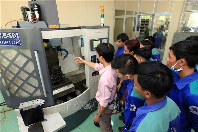 Trong ảnh: Đào tạo ngành Cắt gọt kim loại tại Trường Trung cấp nghề tỉnh Bến Tre. Ảnh: Cương Quyết - TTXVN
