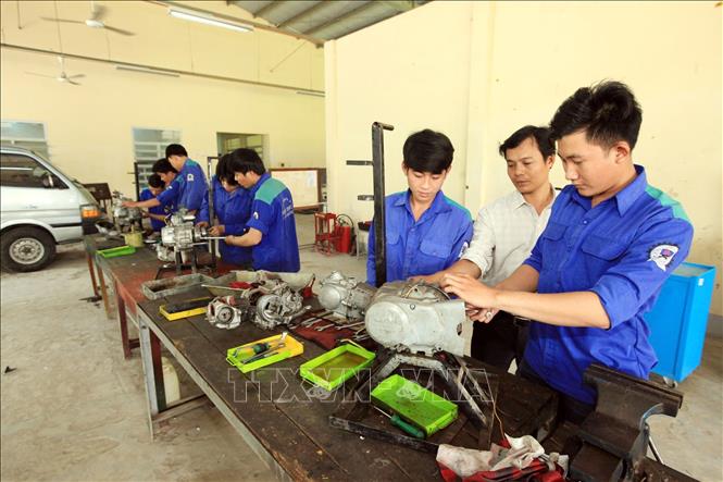 Trong ảnh: Đào tạo sửa chữa ô tô, xe máy tại Trường Trung cấp nghề tỉnh Bến Tre. Ảnh: Cương Quyết - TTXVN