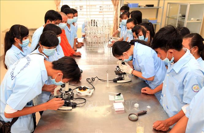 Trong ảnh: Sinh viên tại Phòng Thí nghiệm của Trường Trung cấp nghề Dân tộc nội trú tỉnh Kiên Giang. Ảnh: Thanh Tùng - TTXVN