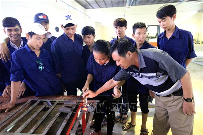 Trong ảnh: Đào tạo nghề Hàn tại Trường Trung cấp nghề Dân tộc nội trú tỉnh Kiên Giang. Ảnh: Thanh Tùng - TTXVN