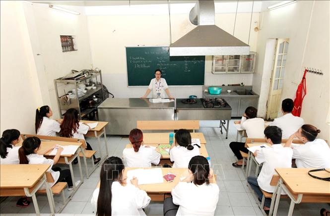 Trong ảnh: Đào tạo nghề nấu ăn tại Trường Trung cấp nghề nấu ăn và nghiệp vụ khách sạn Hà Nội. Ảnh: Nhật Anh - TTXVN