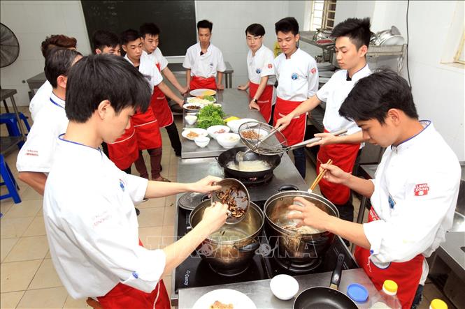 Trong ảnh: Đào tạo nghề nấu ăn tại Trường Trung cấp nghề nấu ăn và nghiệp vụ khách sạn Hà Nội. Ảnh: Nhật Anh - TTXVN