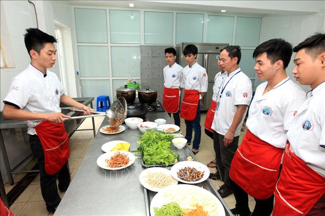 Trong ảnh: Đào tạo nghề nấu ăn tại Trường Trung cấp nghề nấu ăn và nghiệp vụ khách sạn Hà Nội. Ảnh: Nhật Anh - TTXVN