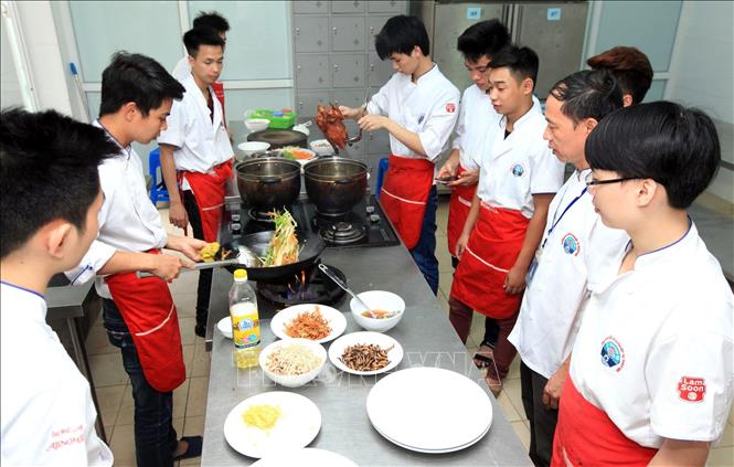 Trong ảnh: Đào tạo nghề nấu ăn tại Trường Trung cấp nghề nấu ăn và nghiệp vụ khách sạn Hà Nội. Ảnh: Nhật Anh - TTXVN