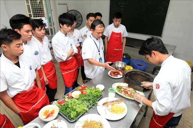 Trong ảnh: Đào tạo nghề nấu ăn tại Trường Trung cấp nghề nấu ăn và nghiệp vụ khách sạn Hà Nội. Ảnh: Nhật Anh - TTXVN