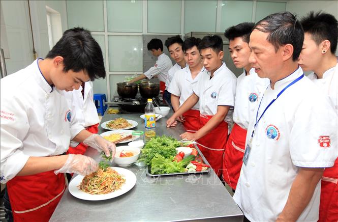 Trong ảnh: Đào tạo nghề nấu ăn tại Trường Trung cấp nghề nấu ăn và nghiệp vụ khách sạn Hà Nội. Ảnh: Nhật Anh - TTXVN