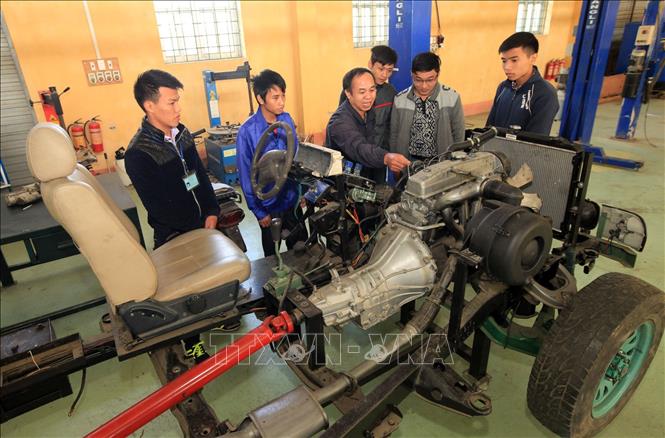 Trong ảnh: Đào tạo nghề Công nghệ ô tô tại Trường Cao đẳng nghề tỉnh Lào Cai. Ảnh: Cương Quyết - TTXVN