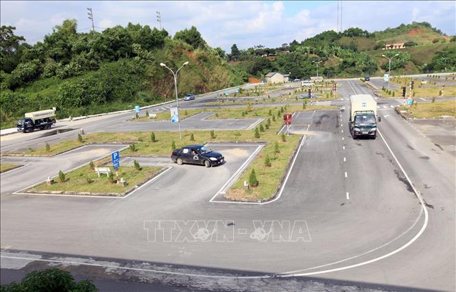 Trong ảnh: Đào tạo nghề lái ô tô, xe máy với hình thức chấm điểm thi bằng công nghệ hiện đại tại Trường Cao đẳng nghề tỉnh Lào Cai. Ảnh: Cương Quyết - TTXVN
