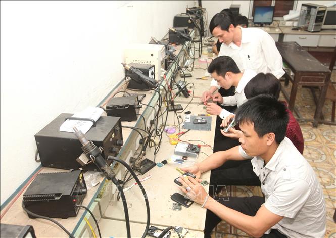 Trong ảnh: Đào tạo sửa chữa điện tử tại Trường trung cấp nghề kinh tế-kỹ thuật công nghiệp Vinh, tỉnh Nghệ An. Ảnh: Thanh Tùng - TTXVN