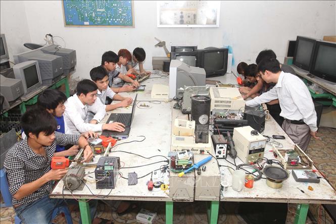 Trong ảnh: Đào tạo điện dân dụng tại Trường trung cấp nghề kinh tế-kỹ thuật công nghiệp Vinh, tỉnh Nghệ An. Ảnh: Thanh Tùng - TTXVN