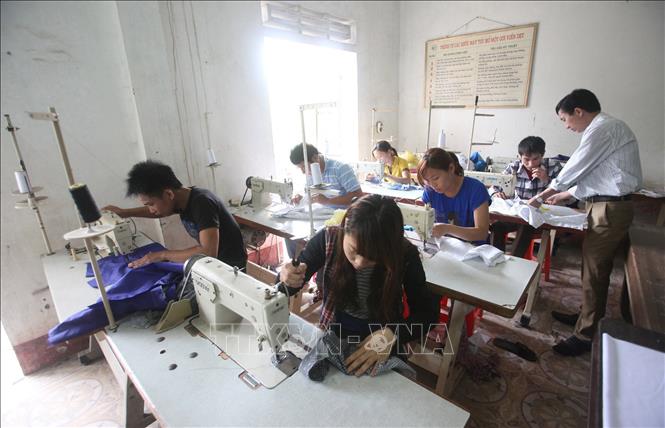 Trong ảnh: Đào tạo may công nghiệp tại Trường trung cấp nghề kinh tế-kỹ thuật công nghiệp Vinh, tỉnh Nghệ An. Ảnh: Thanh Tùng – TTXVN