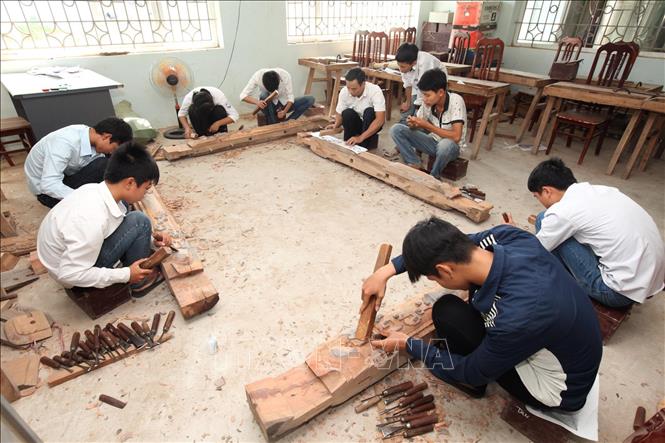 Trong ảnh: Đào tạo nghề mộc tại Trường Trung cấp nghề Thủ công mỹ nghệ truyền thống Nam Định. Ảnh: Cương Quyết - TTXVN