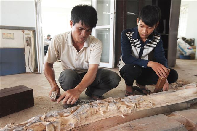 Trong ảnh: Đào tạo nghề mộc tại Trường Trung cấp nghề Thủ công mỹ nghệ truyền thống Nam Định. Ảnh: Cương Quyết - TTXVN