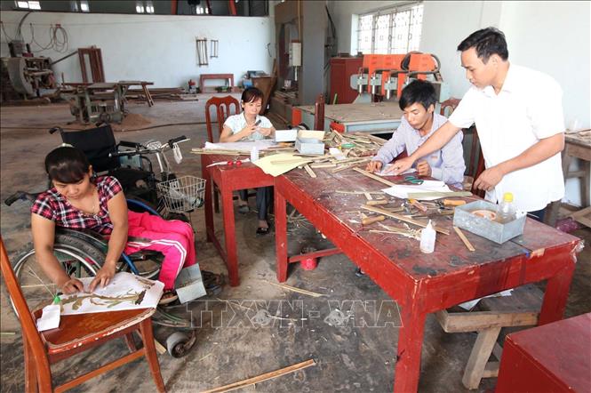 Trong ảnh: Đào tạo nghề mây tre đan tại Trường Trung cấp nghề Thủ công mỹ nghệ truyền thống Nam Định. Ảnh: Cương Quyết - TTXVN
