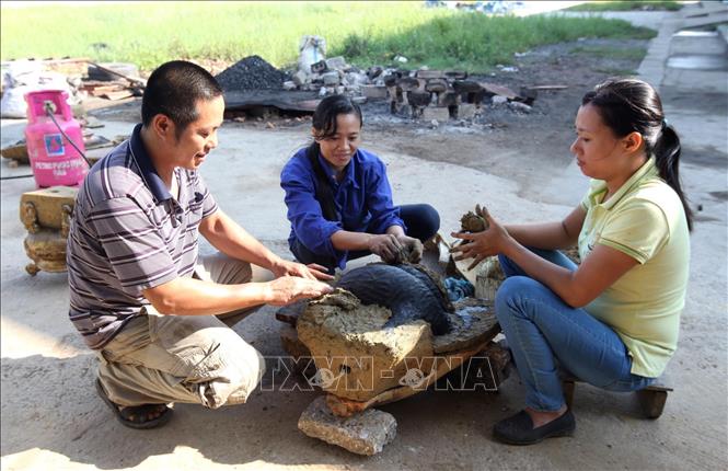 Trong ảnh: Đào tạo nghề đúc tại Trường Trung cấp nghề Thủ công mỹ nghệ truyền thống Nam Định. Ảnh: Cương Quyết - TTXVN