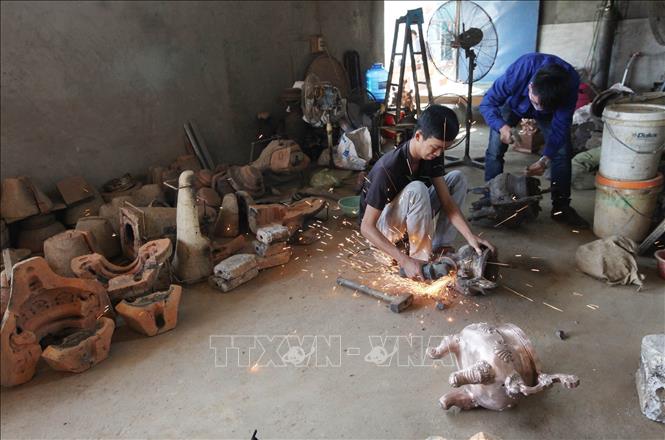 Trong ảnh: Đào tạo nghề đúc tại Trường Trung cấp nghề Thủ công mỹ nghệ truyền thống Nam Định. Ảnh: Cương Quyết - TTXVN