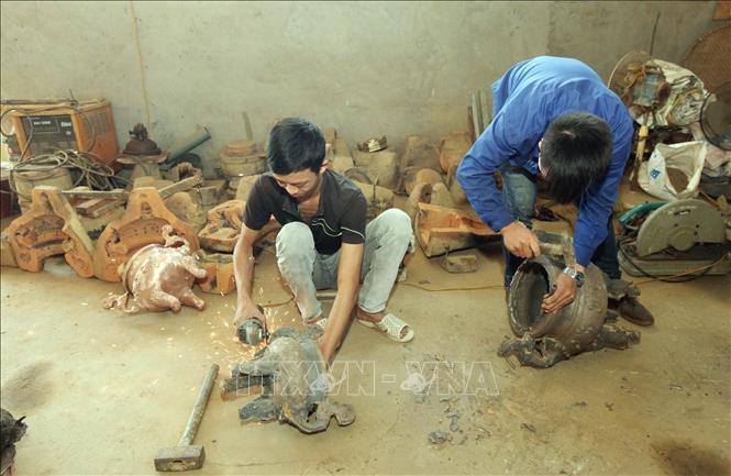 Trong ảnh: Đào tạo nghề đúc tại Trường Trung cấp nghề Thủ công mỹ nghệ truyền thống Nam Định. Ảnh: Cương Quyết - TTXVN