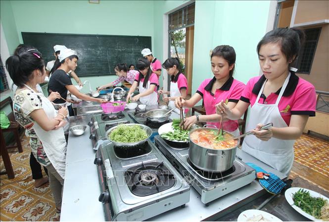 Trong ảnh: Các học viên của lớp nấu ăn thực hành tại Trung tâm dạy nghề Hòa Vang, Thành phố Đà Nẵng. Ảnh: Nhật Anh - TTXVN