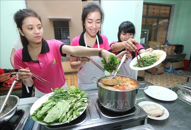 Trong ảnh: Các học viên của lớp nấu ăn thực hành tại Trung tâm dạy nghề Hòa Vang, Thành phố Đà Nẵng. Ảnh: Nhật Anh - TTXVN