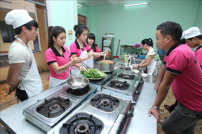 Trong ảnh: Các học viên của lớp nấu ăn thực hành tại Trung tâm dạy nghề Hòa Vang, Thành phố Đà Nẵng. Ảnh: Nhật Anh - TTXVN