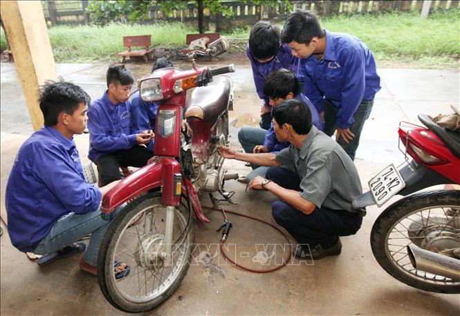 Trong ảnh: Giờ học môn xe máy, nghề công nghệ ô tô của các em Trường Trung cấp nghề tỉnh Quảng Trị. Ảnh: Thanh Tùng - TTXVN