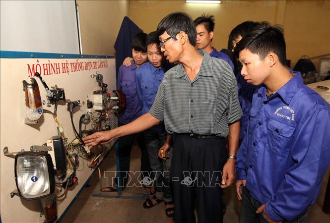 Trong ảnh: Giờ học môn xe máy, nghề công nghệ ô tô của các em Trường Trung cấp nghề tỉnh Quảng Trị. Ảnh: Thanh Tùng - TTXVN
