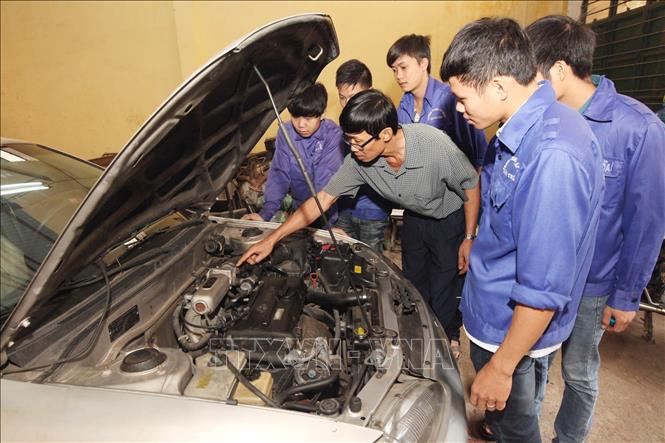 Trong ảnh: Lớp học về công nghệ ô tô của các em Trường Trung cấp nghề tỉnh Quảng Trị. Ảnh: Thanh Tùng - TTXVN