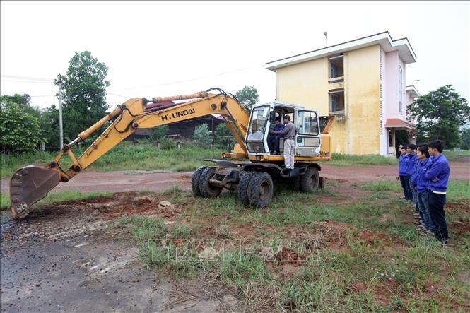 Trong ảnh: Lớp học vận hành máy thi công nền của các em Trường Trung cấp nghề tỉnh Quảng Trị. Ảnh: Thanh Tùng - TTXVN