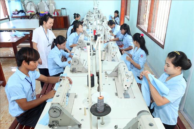 Trong ảnh: Lớp học May thời trang hệ Trung cấp tại Trường Trung cấp nghề Thanh niên Dân tộc – Miền núi Quảng Nam. Ảnh: Anh Tuấn - TTXVN