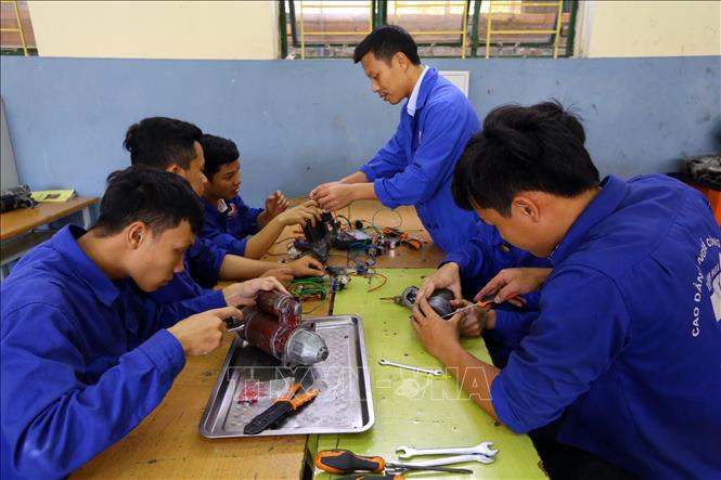 Trong ảnh: Đào tạo nghề Điện công nghiệp tại Trường Cao đẳng nghề công nghiệp Thanh Hóa. Ảnh: Anh Tuấn - TTXVN
