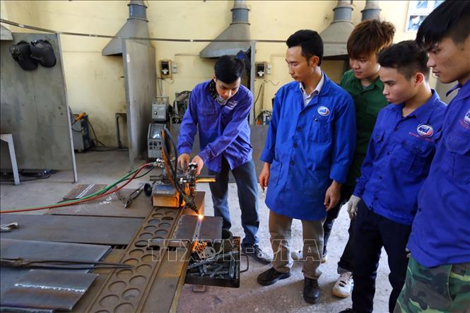 Trong ảnh: Đào tạo nghề Hàn tại Trường Cao đẳng nghề công nghiệp Thanh Hóa. Ảnh: Anh Tuấn - TTXVN