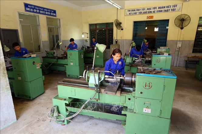 Trong ảnh: Đào tạo nghề Cắt gọt kim loại tại Trường Cao đẳng nghề công nghiệp Thanh Hóa. Ảnh: Anh Tuấn - TTXVN