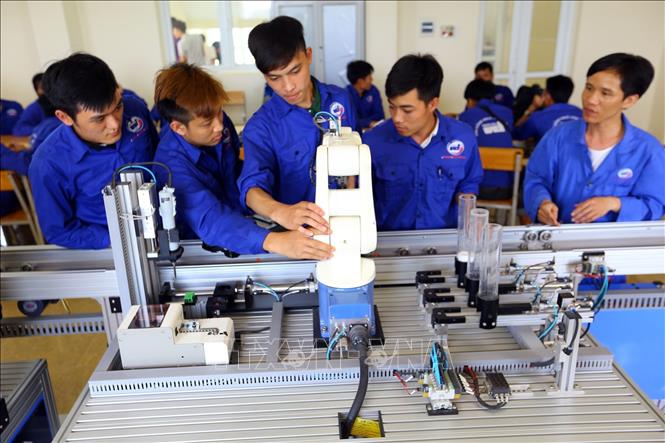 Trong ảnh: Đào tạo nghề Điện tử công nghiệp tại Trường Cao đẳng nghề công nghiệp Thanh Hóa