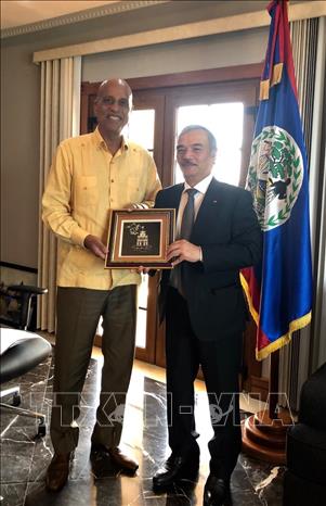 Nhân dịp này, Thủ tướng Belize, Dean Barrow, tiếp Đại sứ Nguyễn Hoài Dương. Ảnh: TTXVN phát
