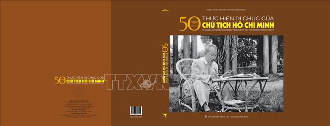 Trong ảnh: Trang bìa cuốn sách ảnh “50 năm thực hiện Di chúc của Chủ tịch Hồ Chí Minh (1969-2019)”. Ảnh: TTXVN