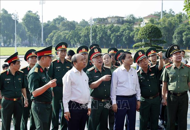 Trong ảnh: Thủ tướng Nguyễn Xuân Phúc trực tiếp kiểm tra kết quả công tác tu bổ định kỳ Lăng Chủ tịch Hồ Chí Minh. Ảnh: Thống Nhất – TTXVN
