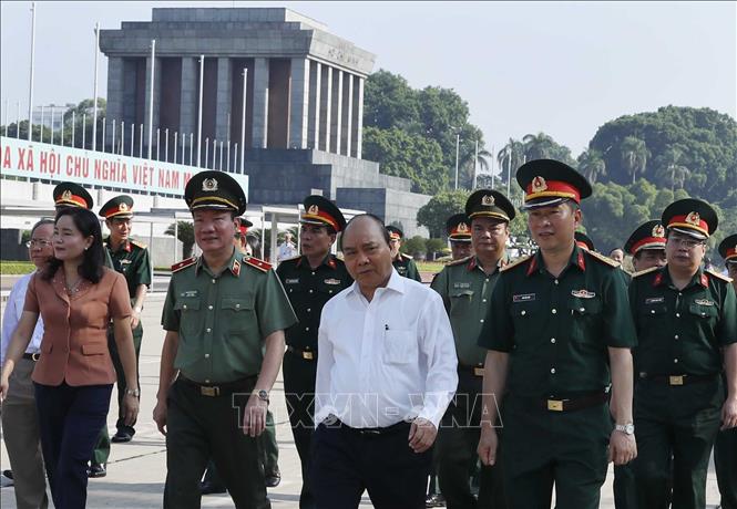 Trong ảnh: Thủ tướng Nguyễn Xuân Phúc trực tiếp kiểm tra kết quả công tác tu bổ định kỳ Lăng Chủ tịch Hồ Chí Minh. Ảnh: Thống Nhất – TTXVN
