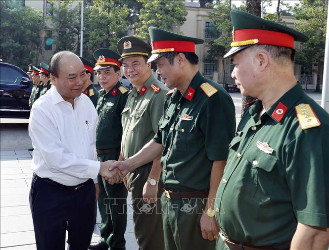 Trong ảnh: Thủ tướng Nguyễn Xuân Phúc với các cán bộ, sỹ quan chỉ huy Ban Quản lý Lăng Chủ tịch Hồ Chí Minh. Ảnh: Thống Nhất – TTXVN
