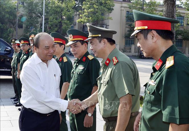 Trong ảnh: Thủ tướng Nguyễn Xuân Phúc với các cán bộ, sỹ quan chỉ huy Ban Quản lý Lăng Chủ tịch Hồ Chí Minh. Ảnh: Thống Nhất – TTXVN