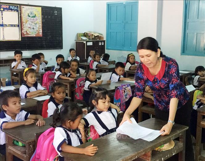 Giáo viên trường tiểu học Văn Lâm dạy tiếng Việt cho học sinh dân tộc Chăm ở xã Phước Nam, huyện Thuận Nam. Ảnh: Công Thử - TTXVN
