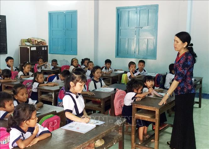 Giờ dạy tiếng Việt cho học sinh dân tộc Chăm của trường tiểu học Văn Lâm, xã Phước Nam, huyện Thuận Nam. Ảnh: Công Thử - TTXVN