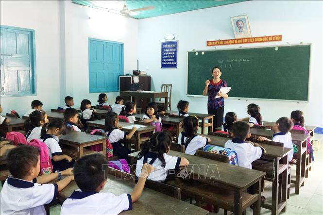 Dạy tiếng Việt cho học sinh dân tộc Chăm ở xã Phước Nam, huyện Thuận Nam. Ảnh: Công Thử - TTXVN