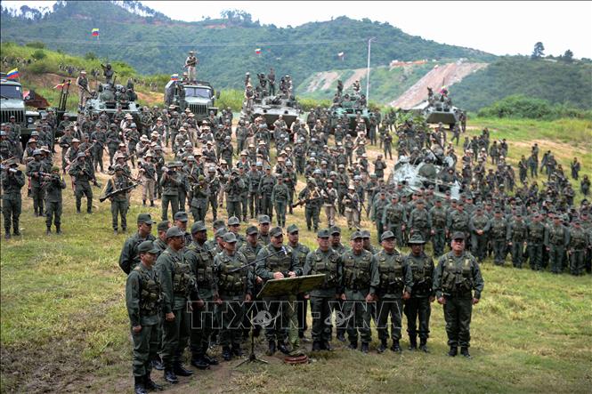 Trong ảnh (tư liệu): Bộ trưởng Quốc phòng Venezuela Vladimir Padrino Lopez (giữa, phía trước) phát biểu trong cuộc họp báo tại Fort Tiuna ở Caracas, ngày 14/8/2017. Ảnh: AFP/ TTXVN