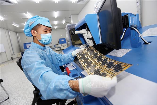 Photo: Processing elastic electronic circuits at Korean-invested Yoong Poong Electrics Vina factory in northern Vinh Phuc province. VNA Photo: Danh Lam