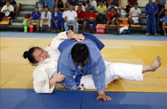 Trong ảnh:Vận động viên nữ thi đấu đối kháng hạng cân 78kg. Ảnh: Trần Lê Lâm - TTXVN 